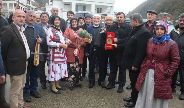 Yaşayan İnsan Hazinesine köyünde kuş dili ve kemençe eşliğinde karşılama