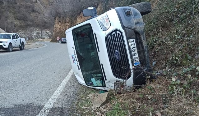 Yağlıdere'de öğrenci servisi devrildi: 3'ü öğrenci 4 yaralı