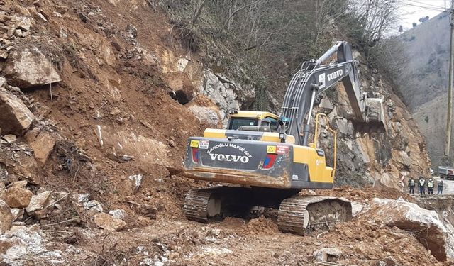 Espiye'de heyelan meydana gelen grup yolu ulaşıma açıldı