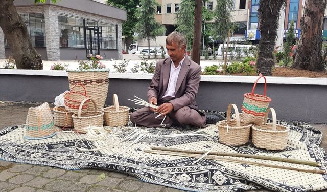 Fındık dallarını 30 yıldır sepete dönüştürüyor