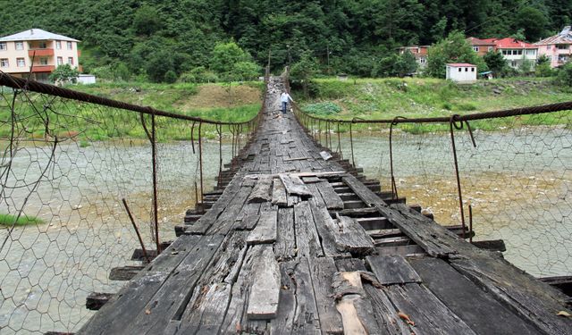 Köylüler asma köprülerinin yenilenmesini istiyor