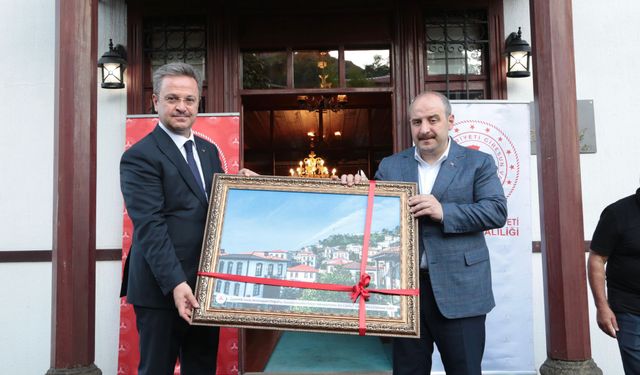 Bakan Varank, Zeytinlik Semti'ndeki restorasyon çalışmalarını inceledi