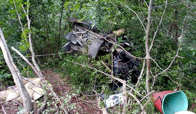 Kamyonetin uçuruma devrildiği kazada 2 kişi hayatını kaybetti