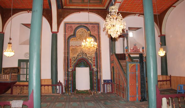 Tarihi Bektaşbey Camii ahşap sütunları ve süslemeleri ile ilgi çekiyor