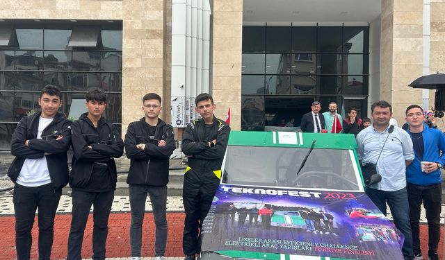 Bulancak'ta öğrencilerin yıl sonu sergisinde sergilenen elektrikli araç ilgi gördü