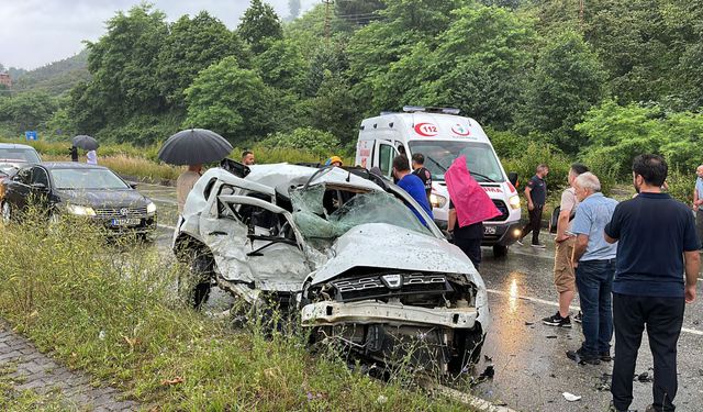 Otomobil ile minibüsün çarpıştığı kazada 1 kişi vefat etti, 10 kişi yaralandı