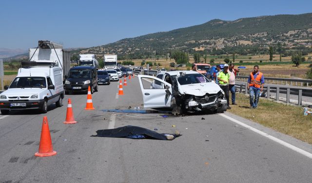 Refüje çarpan otomobildeki 1 kişi hayatını kaybetti