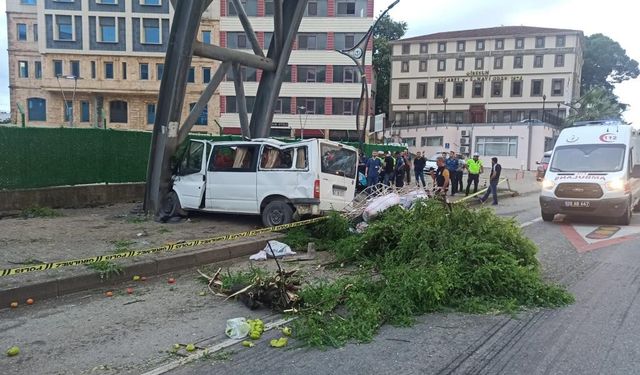 Mevsimlik fındık işçilerini taşıyan minibüs kaza yaptı: 1 ölü, 13 yaralı