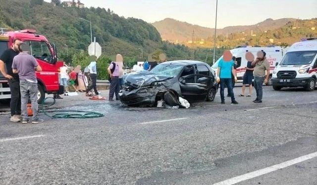 Minibüs ile otomobilin çarpıştığı kazada 1 kişi hayatını kaybetti, 2 kişi yaralandı