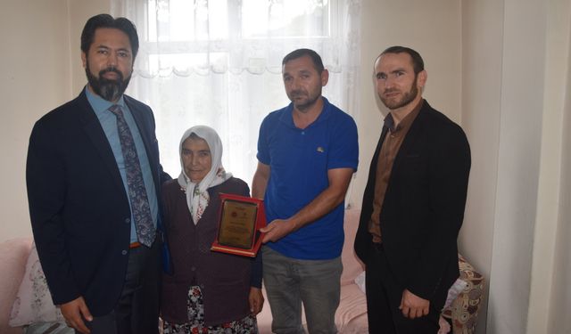 Espiye Müftüsü Gülbe'den hayırseverlere plaket