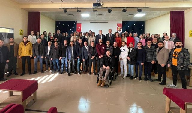 İl Milli Eğitim Müdürü Ertuğrul Tosunoğlu, uyum eğitimi verilen aday öğretmenlerle bir araya geldi