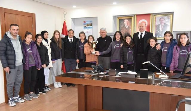 Espiye Şehit Sezgin Burak Cantürk Ortaokulu Yıldız Kızlar Voleybol Takımı’ndan Başkan Karadere’ye ziyaret 