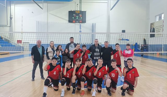 Bulancak Mehmet Akif Ersoy Ortaokulu grup maçlarında Türkiye şampiyonluğu maçı oynamaya hak kazandı