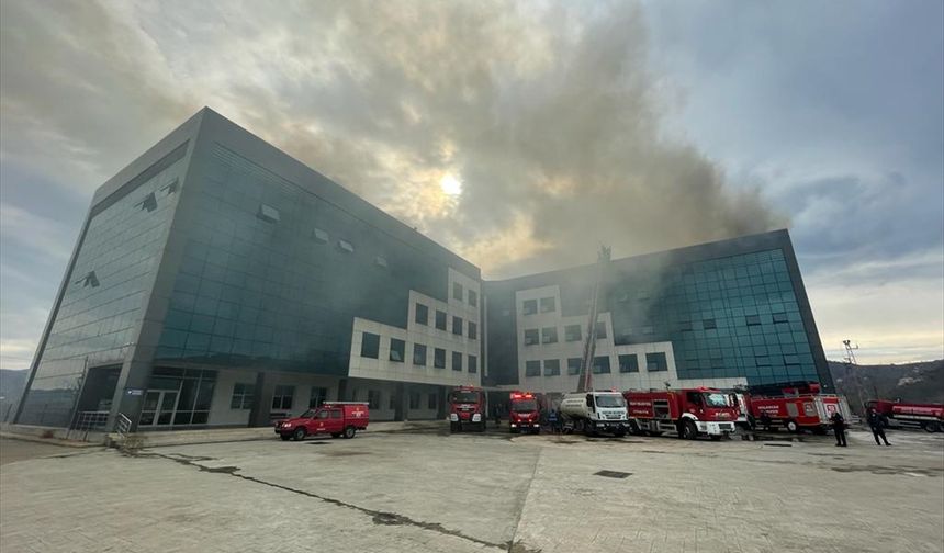Giresun Üniversitesi Turizm Fakültesi binasının çatısında çıkan yangın söndürüldü