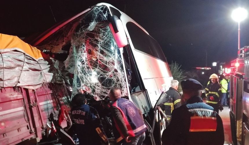 Yolcu otobüsüyle kamyonun çarpıştığı kazada 2 kişi öldü, 20 kişi yaralandı
