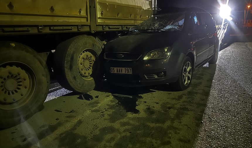 Giresun'da park halindeki tıra çarpan otomobilin sürücüsü yaralandı