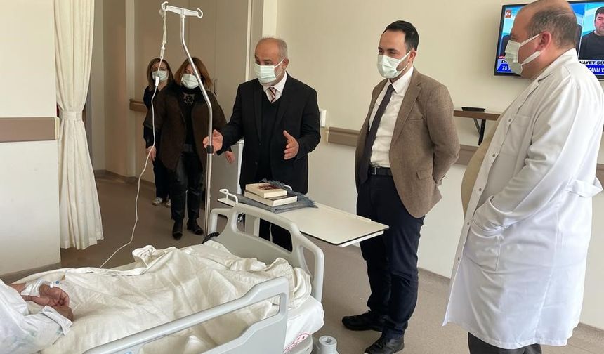 Hastanede tedavi gören vatandaşlara Kur’an-ı Kerim hediye edildi