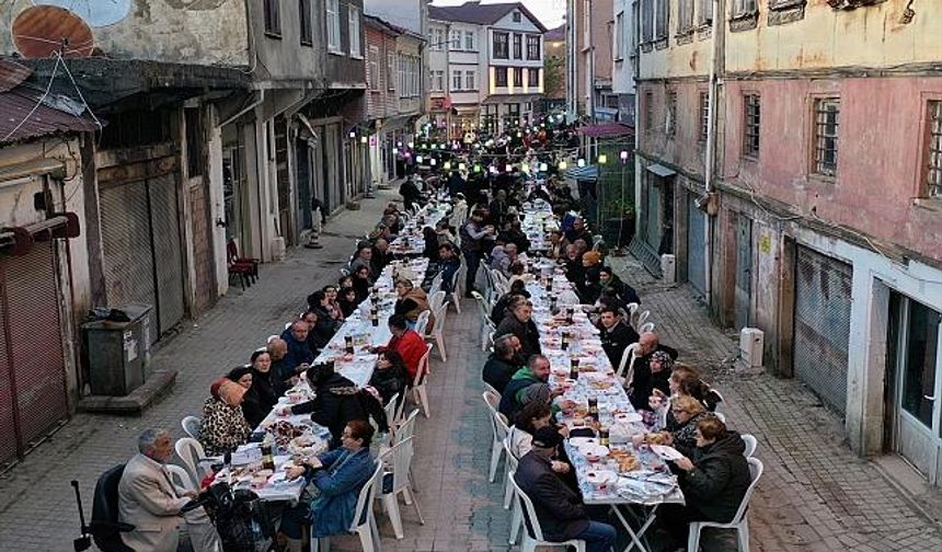 Giresun'un Tirebolu ilçesinde mahalleli fazladan yaptığı yemekleri sokakta kurulan iftar sofrasında paylaşıyor