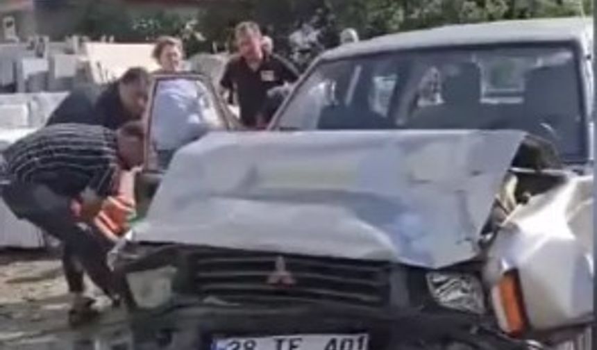 Giresun'da 2 Kişinin Yaralandığı Trafik Kazası Güvenlik Kamerasınca Görüntülendi