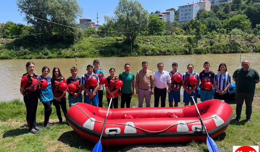 MHP Giresun Milletvekili Ertuğrul Gazi Konal, Şampiyon Rafting Takımını Ziyaret Etti