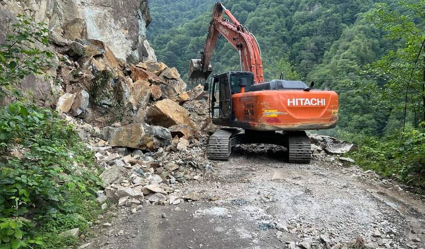 Giresun'da Heyelan Sonucu Kapanan Köy Grup Yolu Açıldı