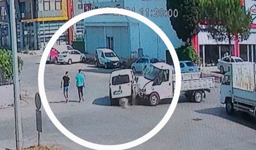 Samsun'da Kamyonetin çarpıp savurduğu araç 2 sağlık çalışanı yayanın üzerine devrildi
