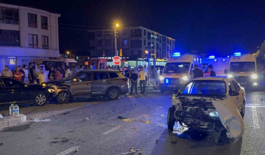 Yasak yerden U dönüşü zincirleme kazaya sebep oldu: 1’i çocuk 7 yaralı